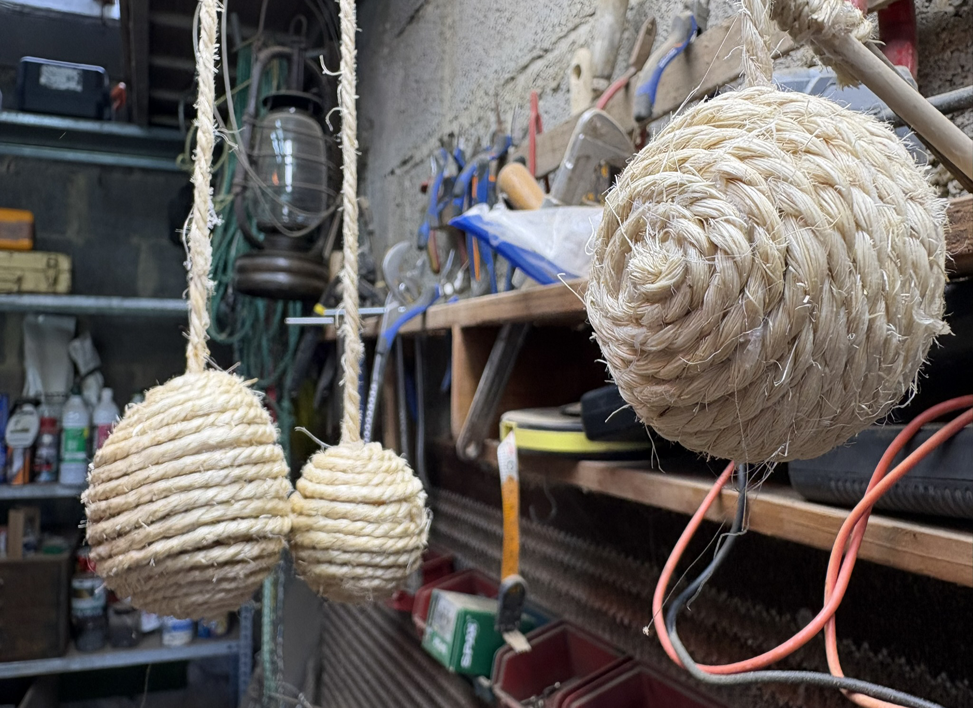 Matériaux naturels utilisés pour les arbres à chat — bois massif, sisal et liège. 