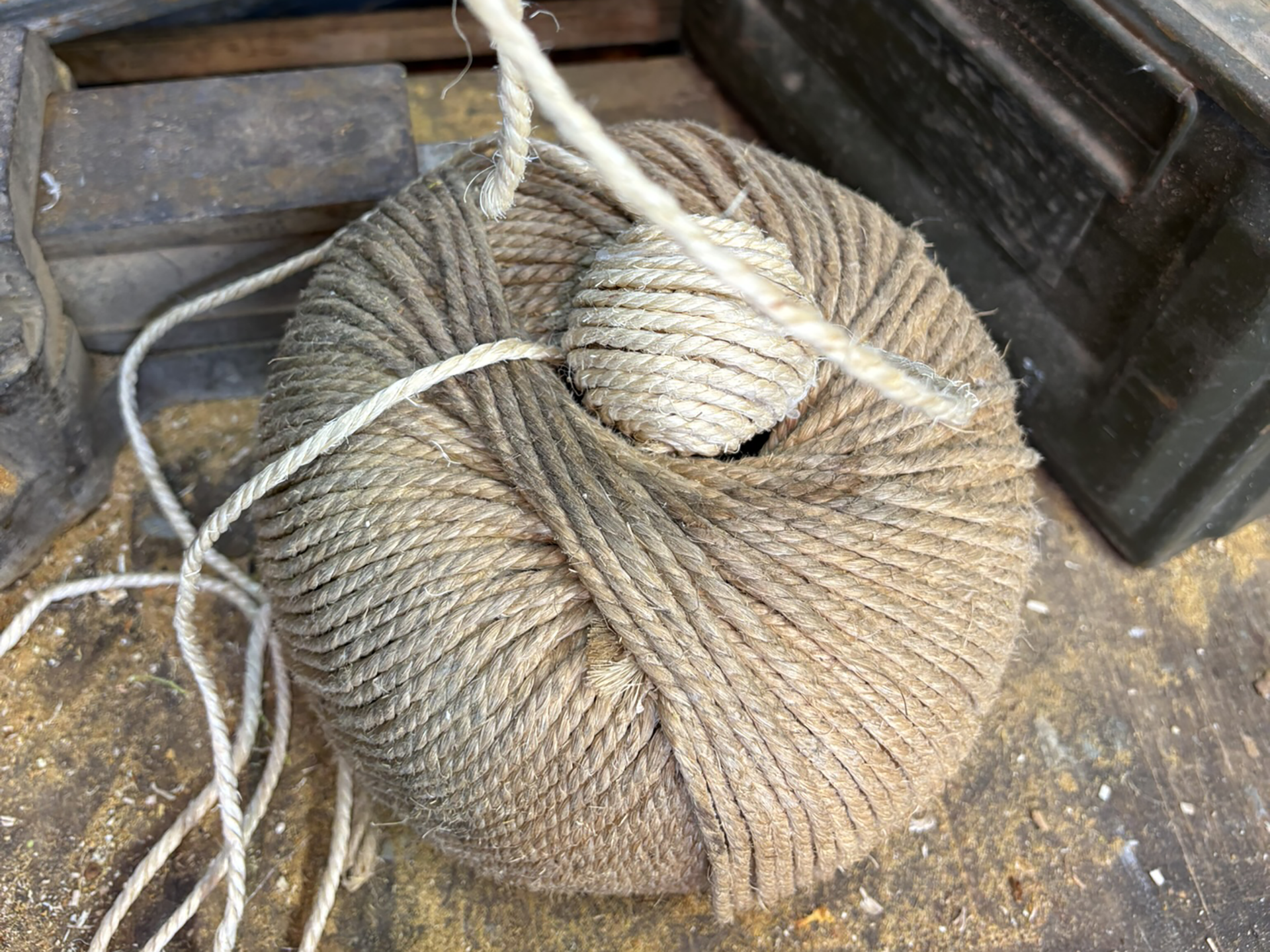 Fabrication à la main d'un arbre à chat — ponçage et assemblage artisanal