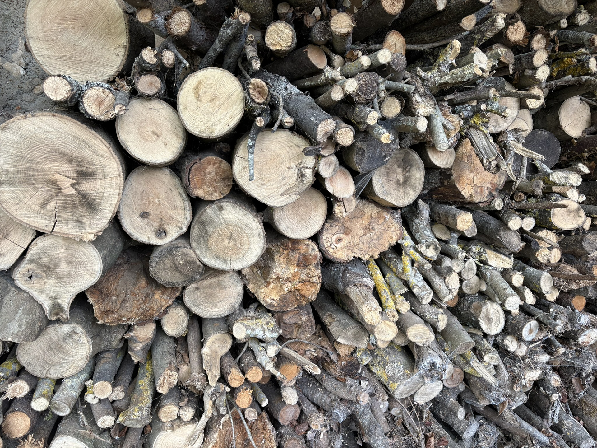 Détail de fabrication artisanale d'un arbre à chat — enroulement du sisal naturel