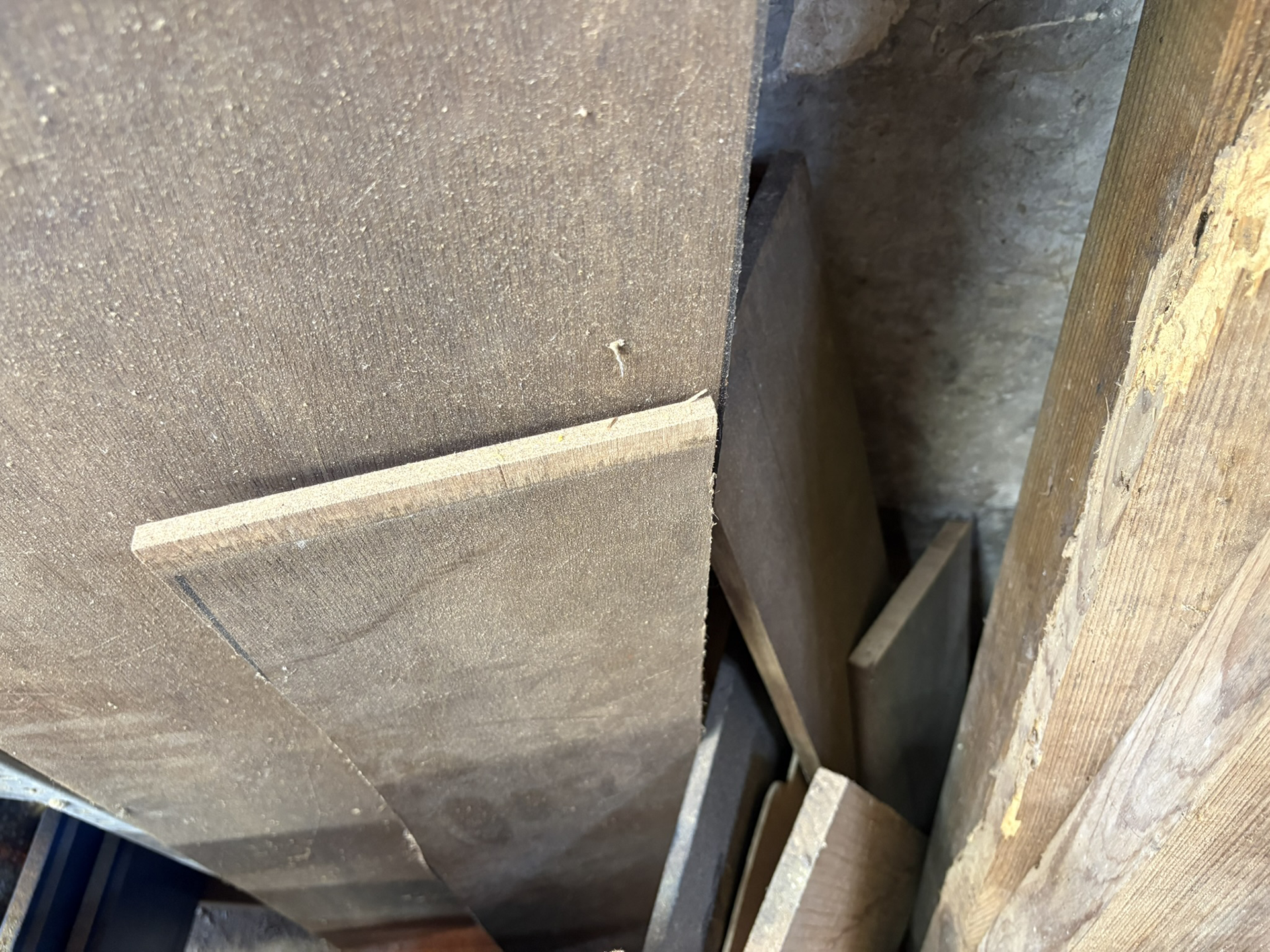 Enroulement du sisal naturel sur un poteau d'arbre à chat