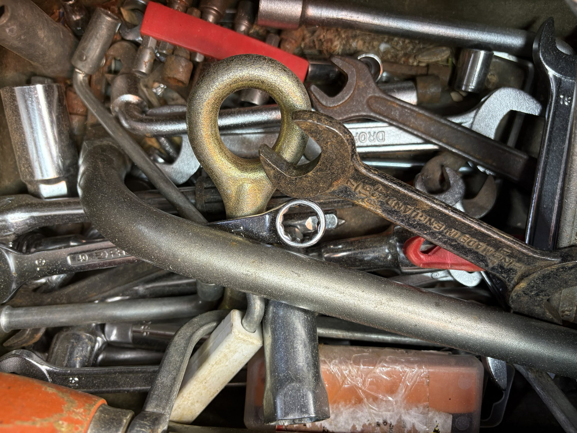 Outils et matériaux dans l'atelier artisanal