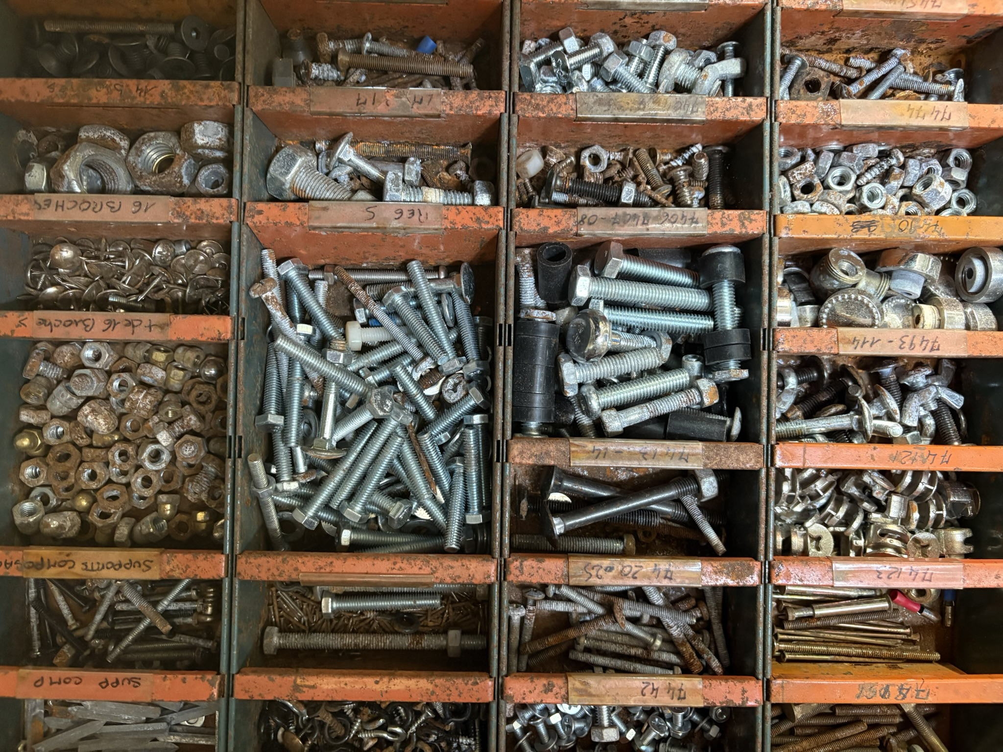 Assemblage d'un arbre à chat — fixations invisibles