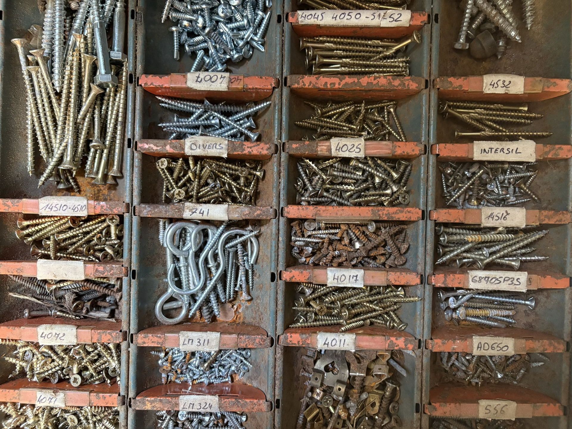 Ponçage et finition d'une pièce artisanale