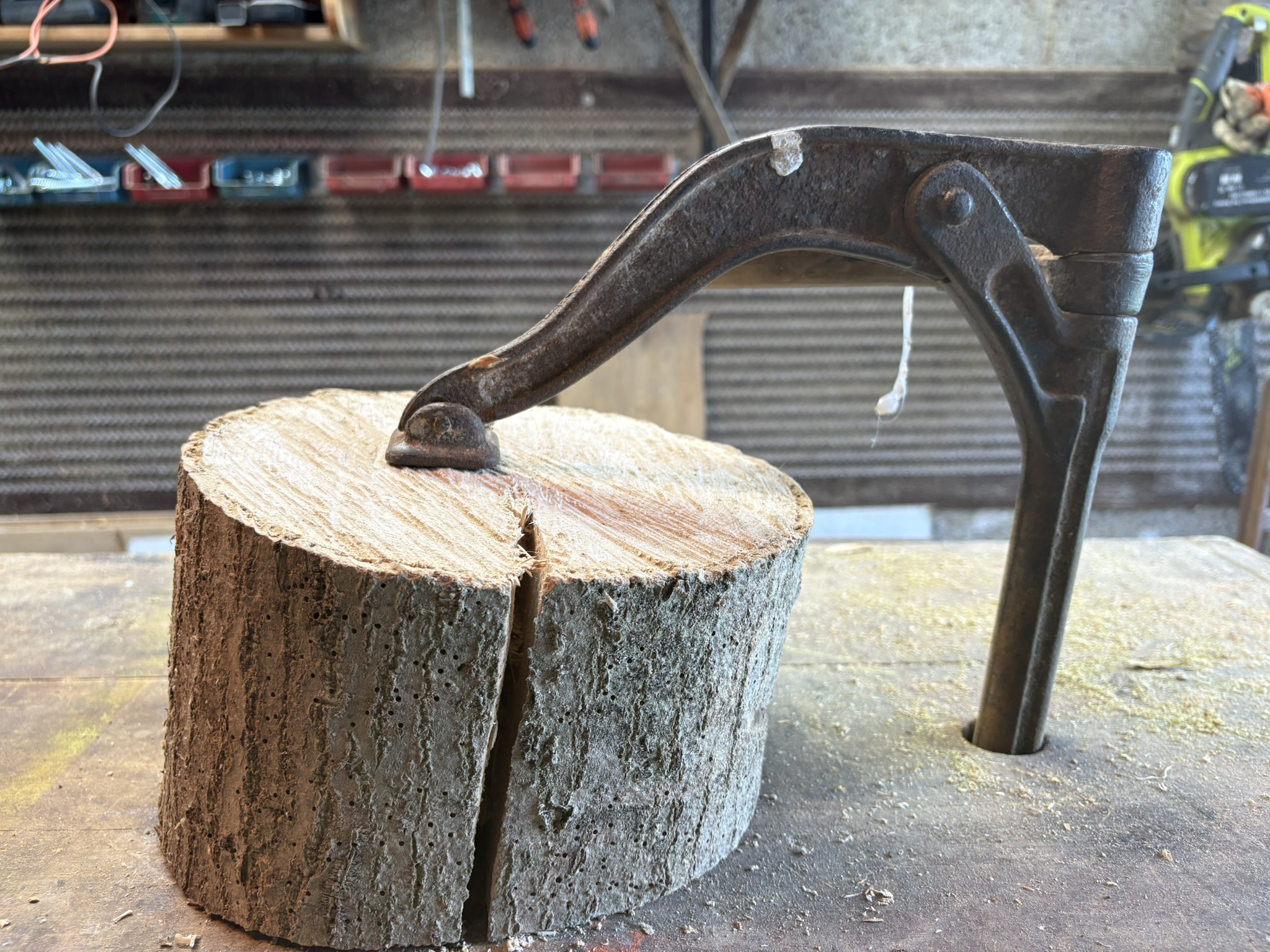 Arbre à chat en cours de fabrication dans l'atelier