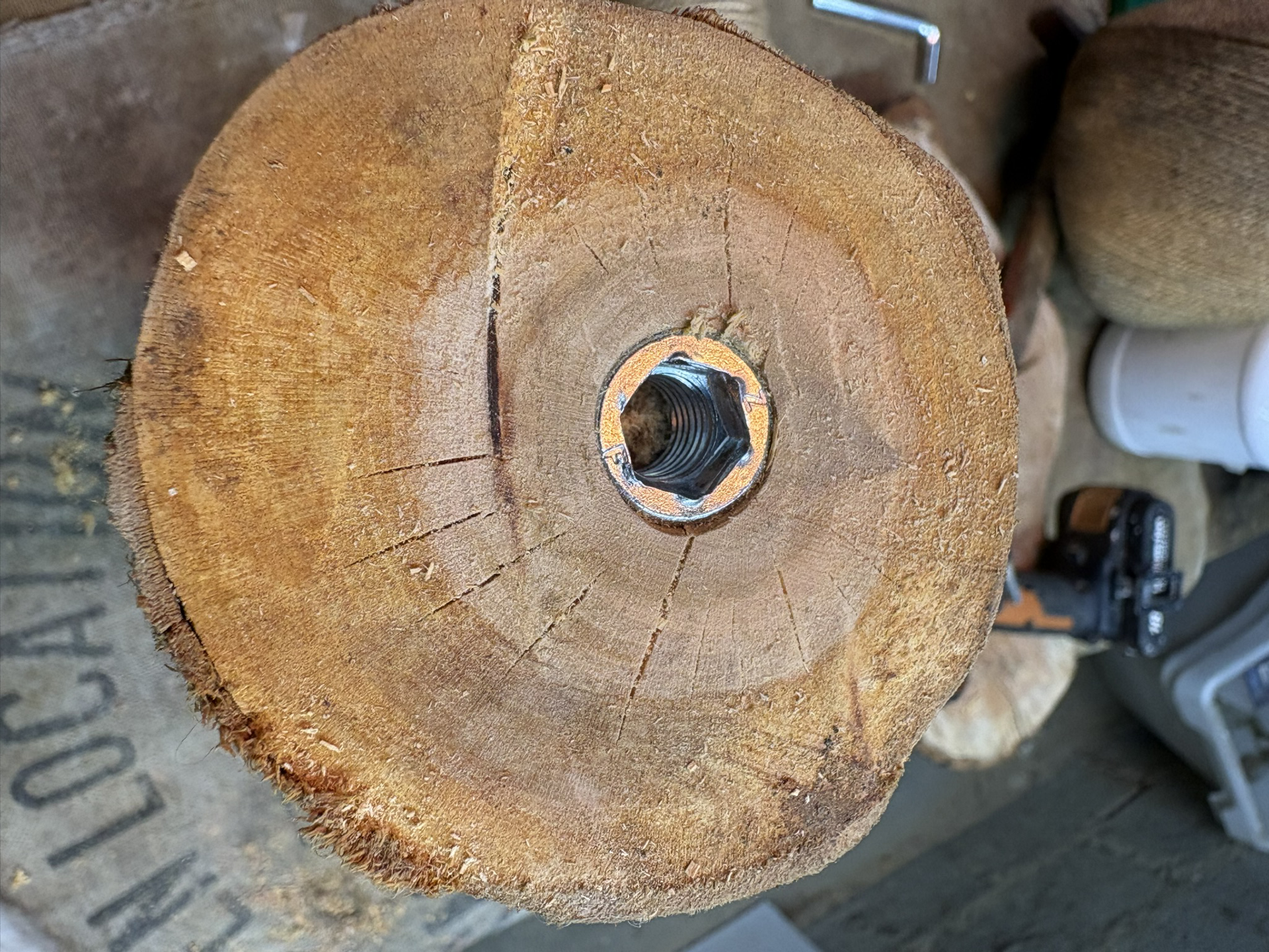 Détail d'un arbre à chat artisanal avant finition