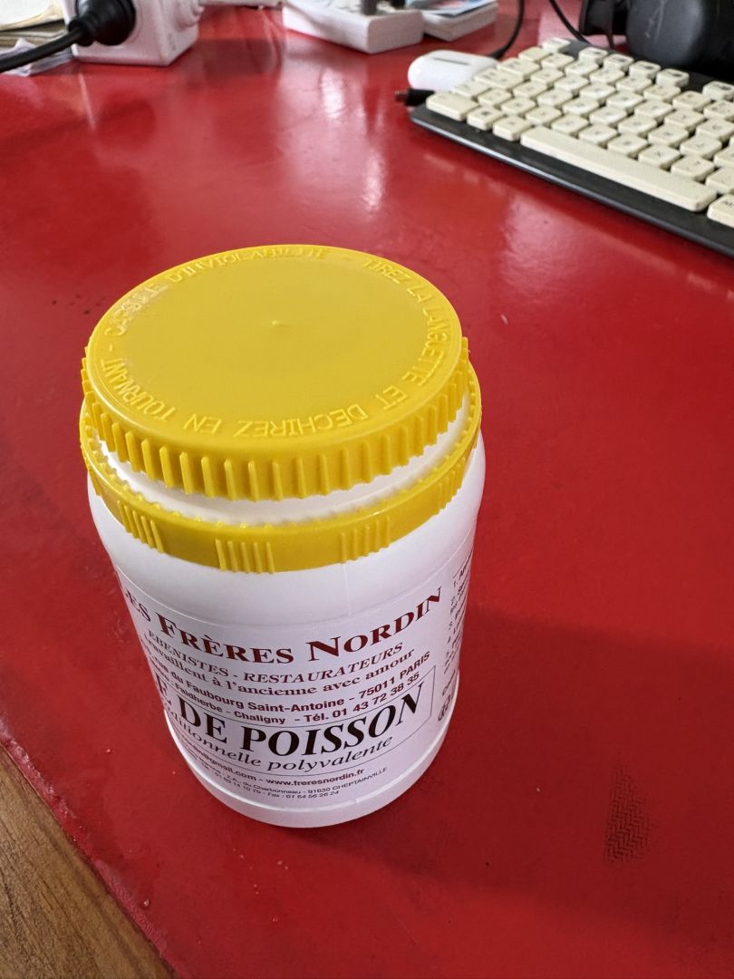 La colle de poisson est inoffensive pour le chat : c'est 100% du collagène.