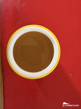 La colle est beige, ça tombe bien, c'est dans les tons du reste