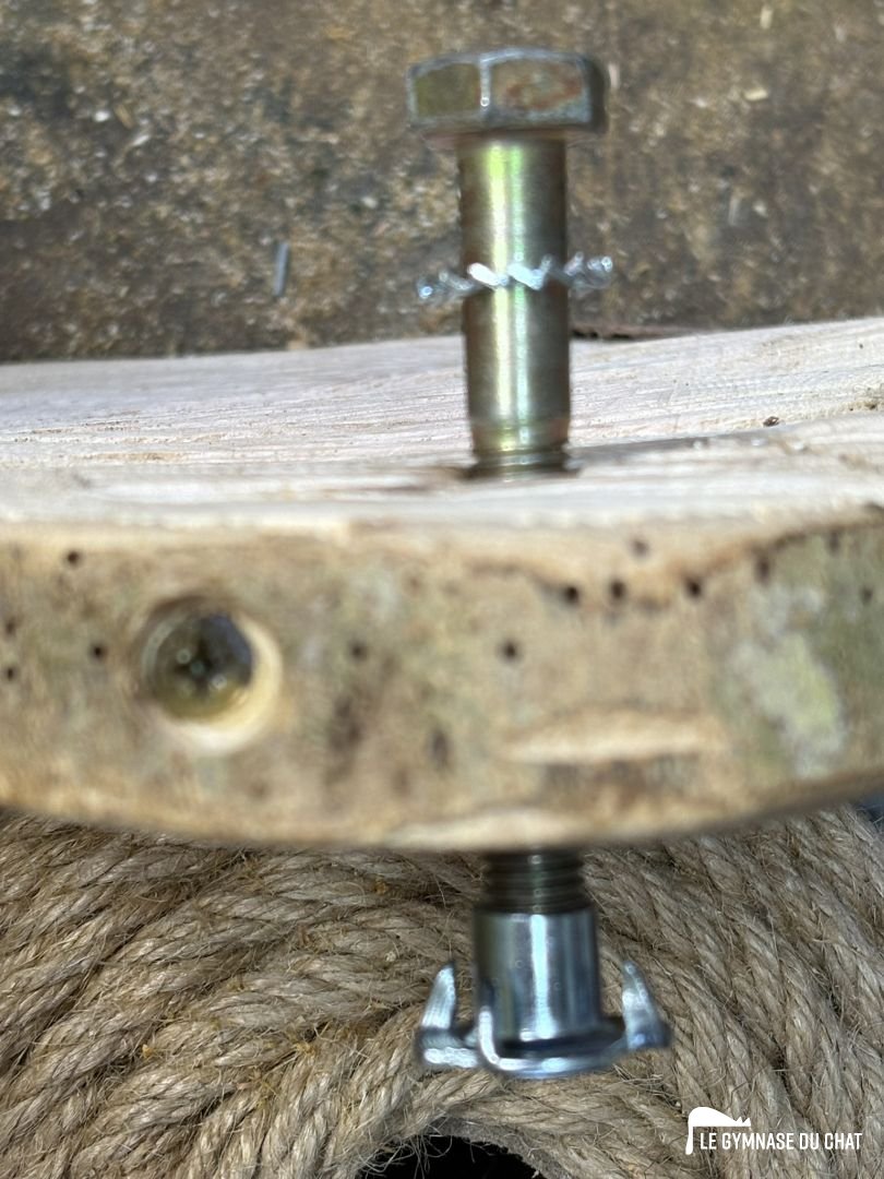 Voici la visserie utilisée : le bois est pris en sandwich, à l'aide des écrous à frapper