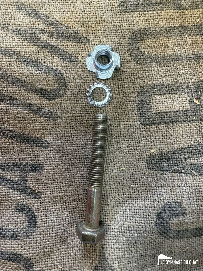 Voici les trois éléments : l'écrou à frapper étant stabilisé dans la masse, le serrage tiens, et encore plus avec la rondelle