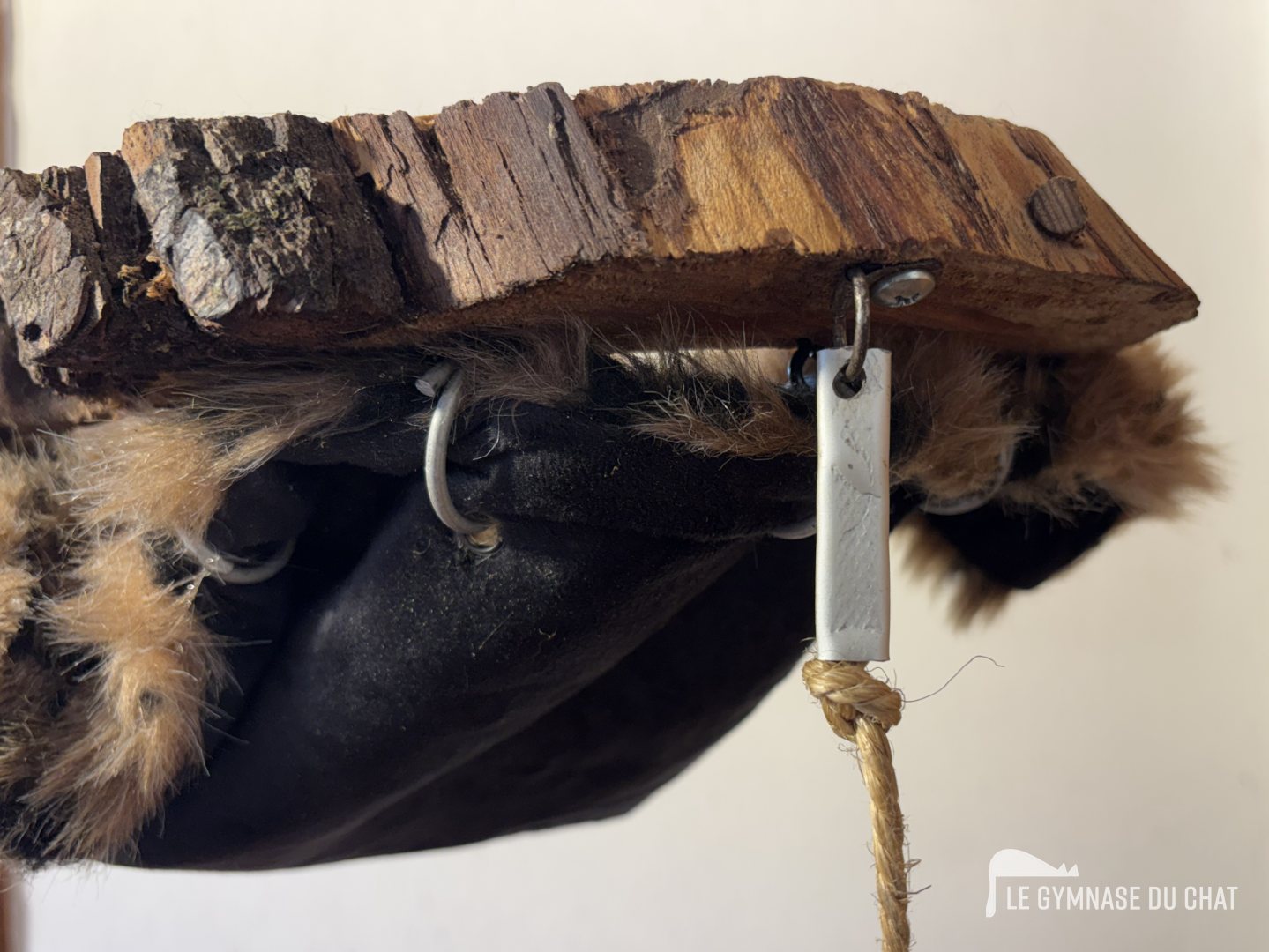 Détail de l'accroche du jout, la boule de sisal