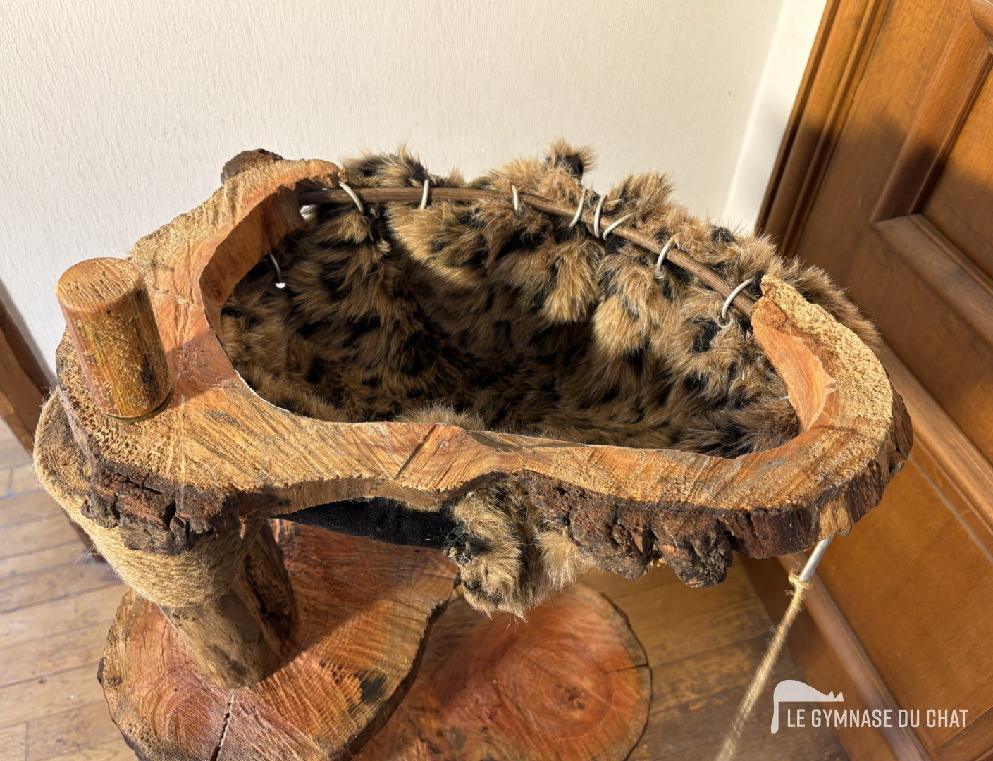 Le panier suspendu. A noté que la vis de serrage (clé 17) est masquée par le manchon à gauche sur la photo