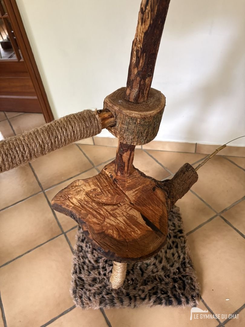 Le poteau horizontal pour la varappe du chat, entouré de sisal, bonne accroche des griffes