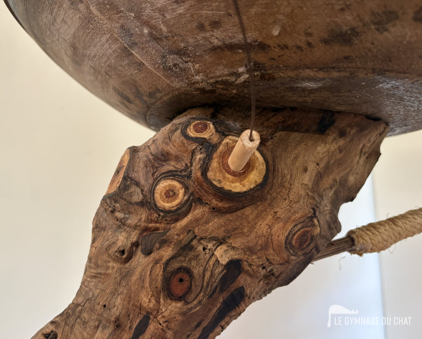 Détail de l'accroche du jouet du bas sur la verticale en cerisier