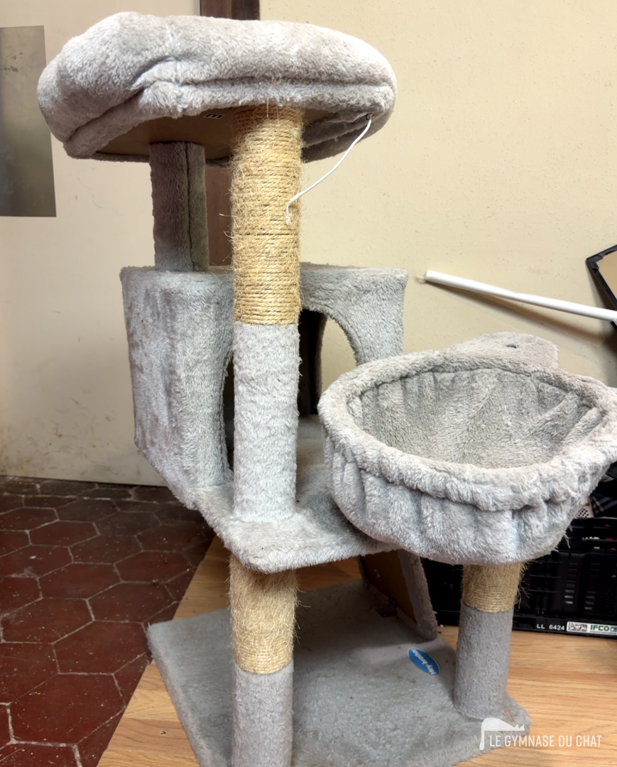 Ce que contient un arbre à chat de grande surface — Arbre à chat fait main vs grande surface : ce que les industriels ne vous disent pas